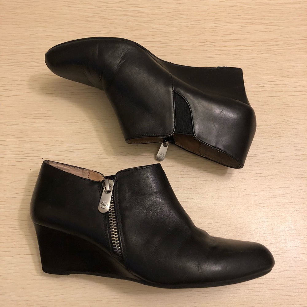 Adrienne Vittadini | Black Wedges